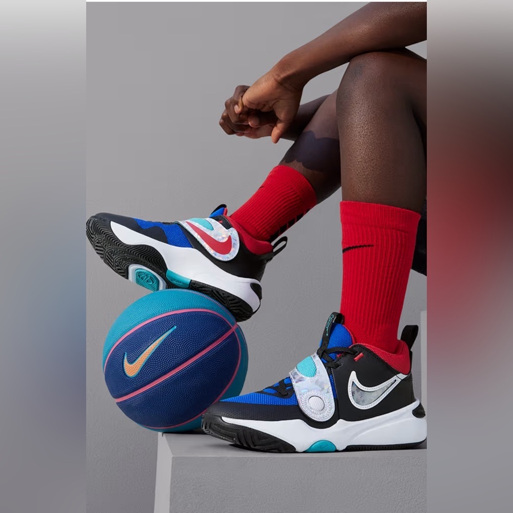 Nike Team Hustle D 11 SE Older Kids' Basketball Shoes Size 2.5Y